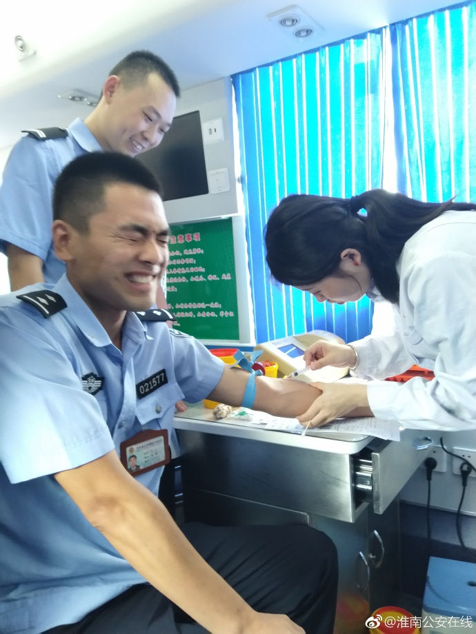 疼skr人！警察在移動獻血車上的表情包亮了