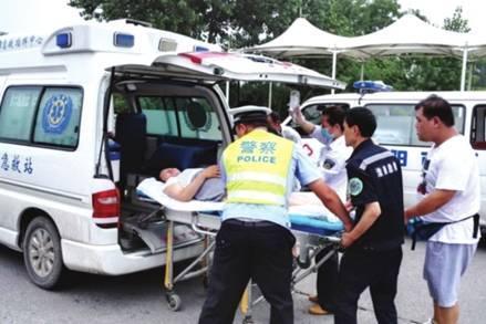命懸一線牽動(dòng)人心，救護(hù)車臨危不亂治病救人_